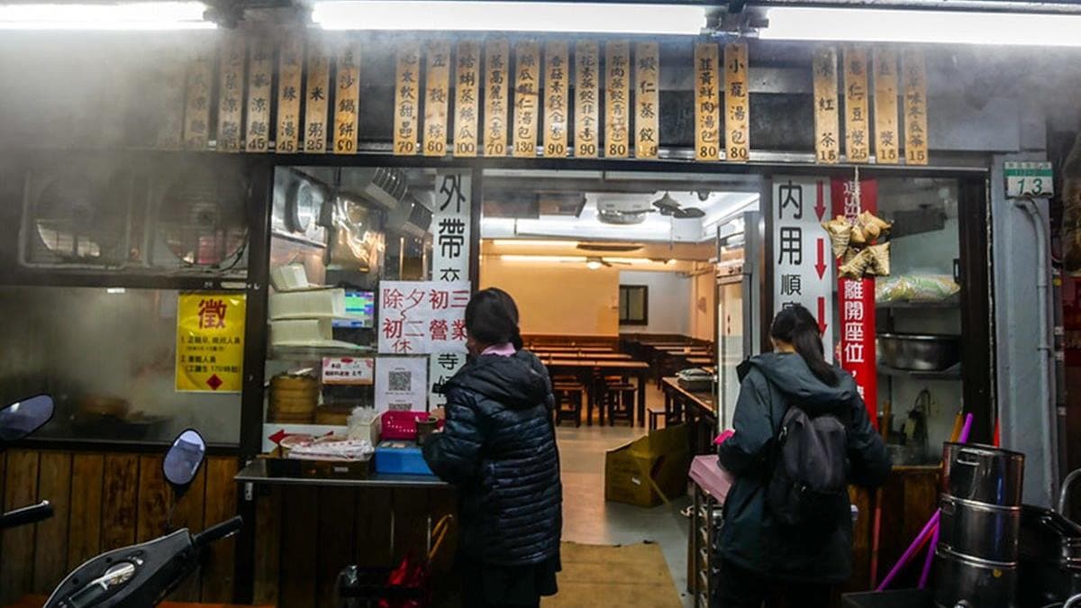 「福鼎湯包店」擁有木柵版鼎泰豐的稱號，用餐時段總是大排長龍。（圖片來源：鄉民食堂）