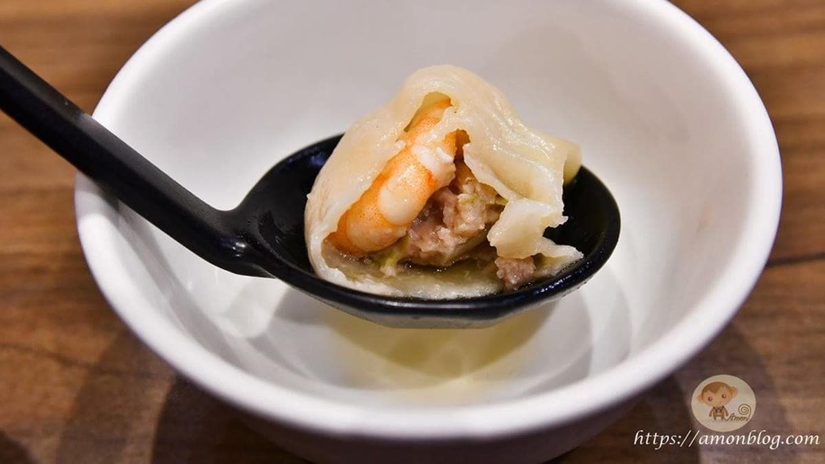 「鮮蝦蒸餃」蝦肉彈牙鮮美，沾些許醬油會更美味。（圖片來源：阿mon世界趴趴走）