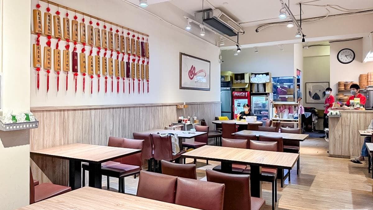 店內環境整潔寬敞，一到用餐時段就會快速客滿。（圖片來源：靜兒貪吃遊玩愛分享）