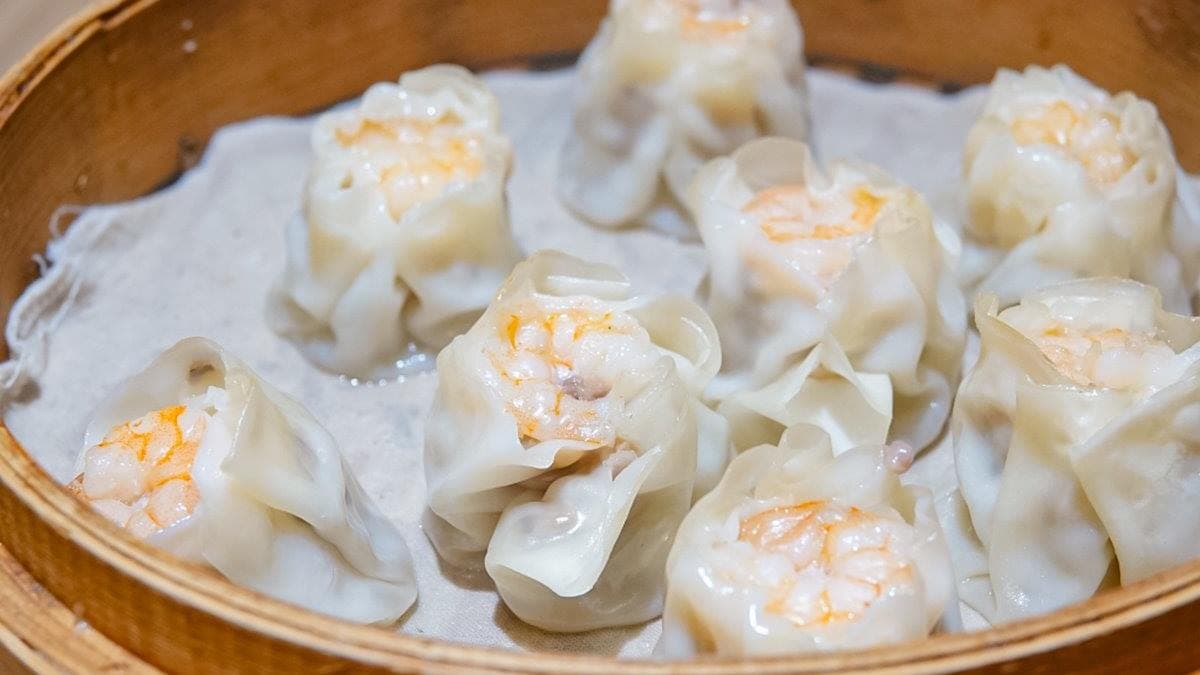 蝦仁燒賣表現也很優秀，湯汁也相當鮮美不油膩。（圖片來源：靜兒貪吃遊玩愛分享）