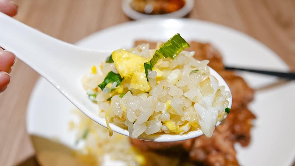 炒飯粒粒分明，入口吃得到蔥與蛋花的香氣。（圖片來源：靜兒貪吃遊玩愛分享）