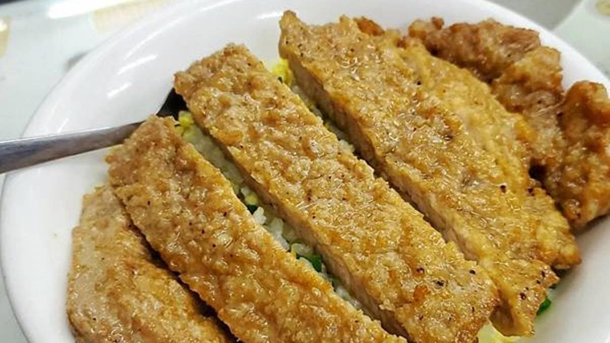 餐點首推排骨蛋炒飯，排骨醃得很入味、厚度也OK呢！（圖片來源：YAYE吃好玩滿）