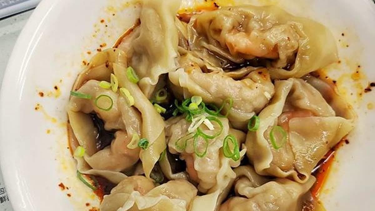 「招牌蝦仁紅油抄手」裡面有包入１整隻的蝦子。（圖片來源：YAYE吃好玩滿）
