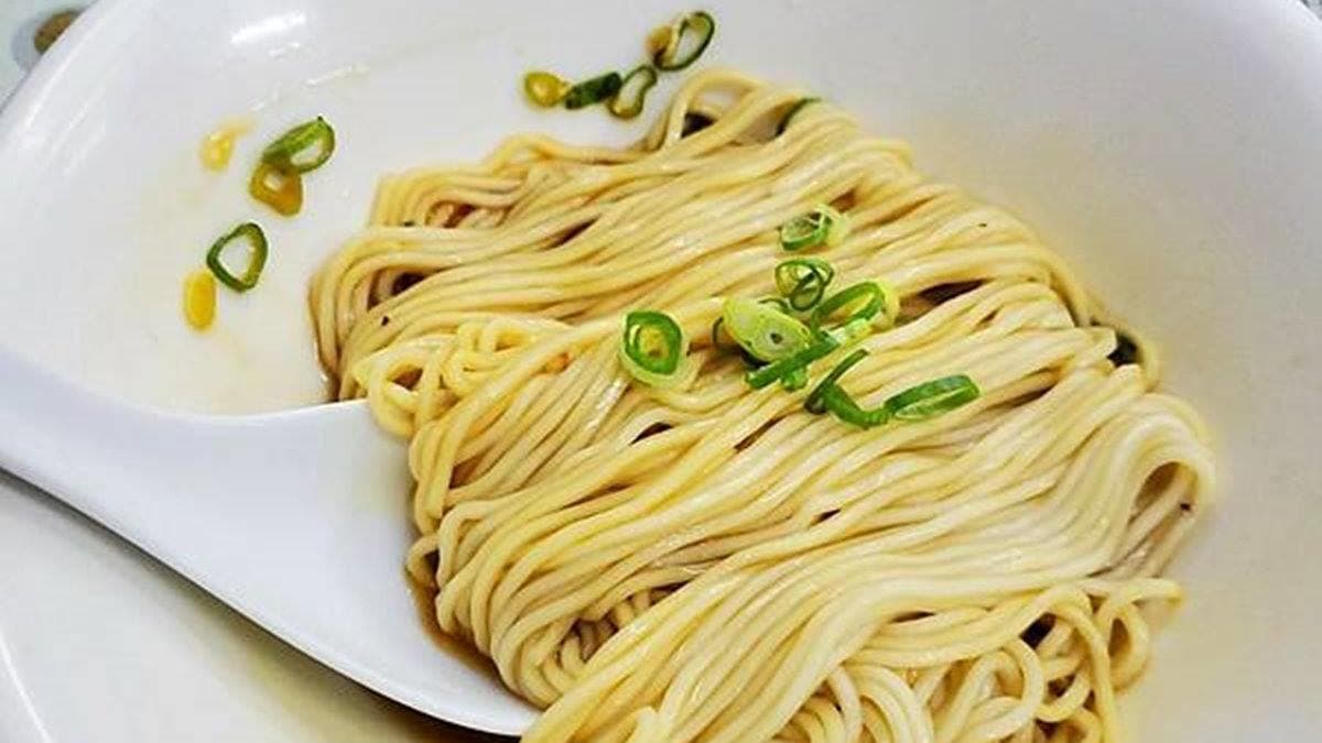 乾麵沒有過多複雜的調味，是簡單的好味道。（圖片來源：YAYE吃好玩滿）