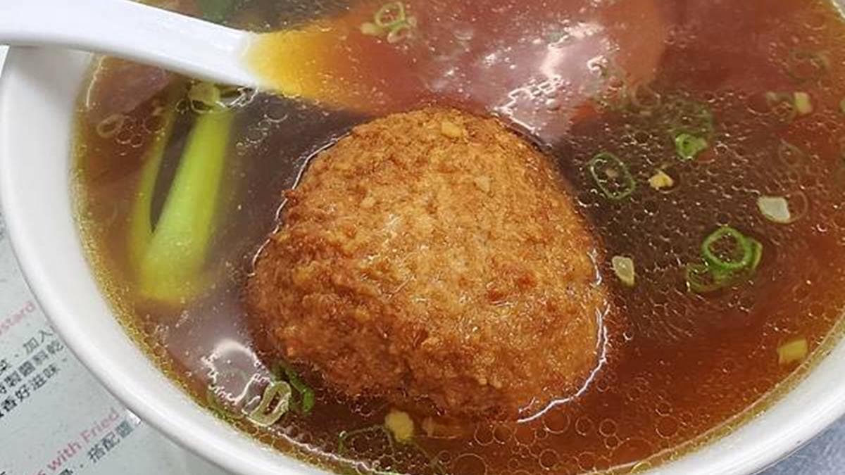 超大顆的獅子頭也是招牌必點。（圖片來源：YAYE吃好玩滿）