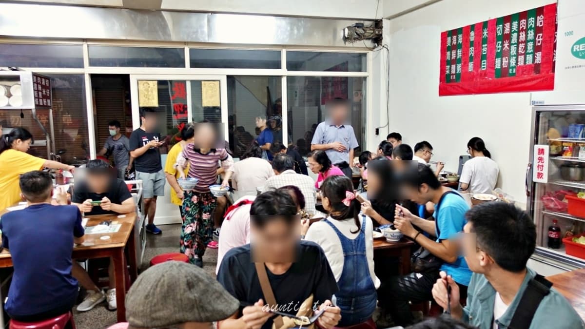 店裡生意超好，不僅店內坐得滿滿，門口也排了很多外帶的客人。（圖片來源：水晶安蹄 不務正業過生活）