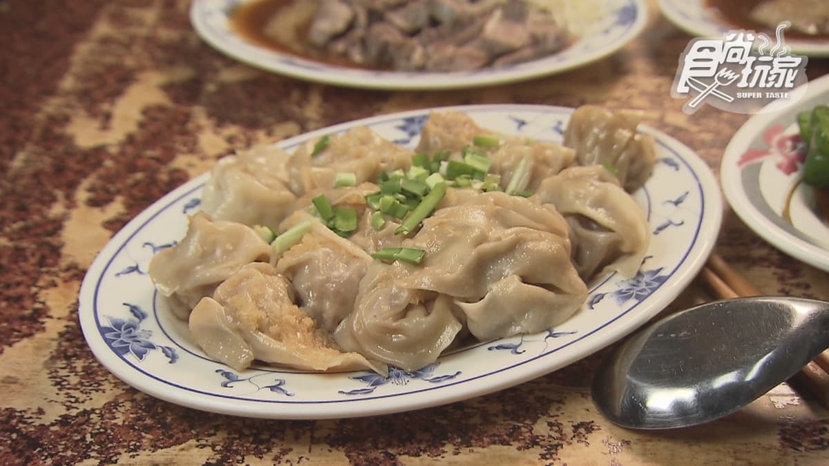 手工餛飩包入滿滿內餡。