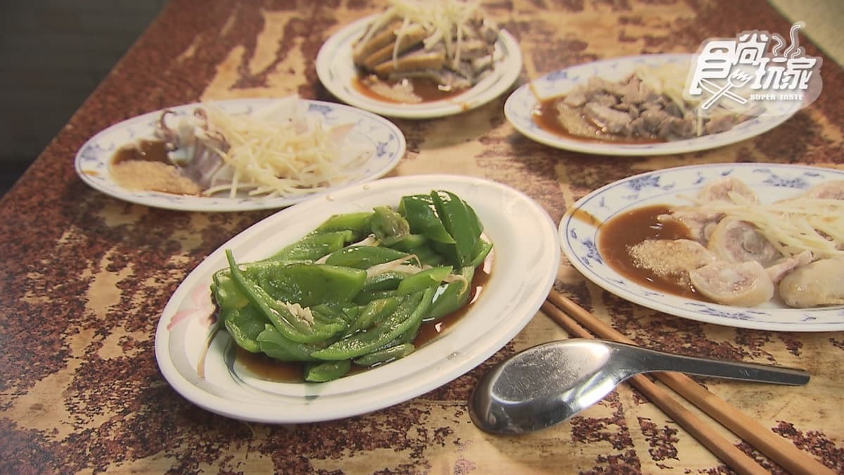 燙青椒是店裡的第一名人氣品項。