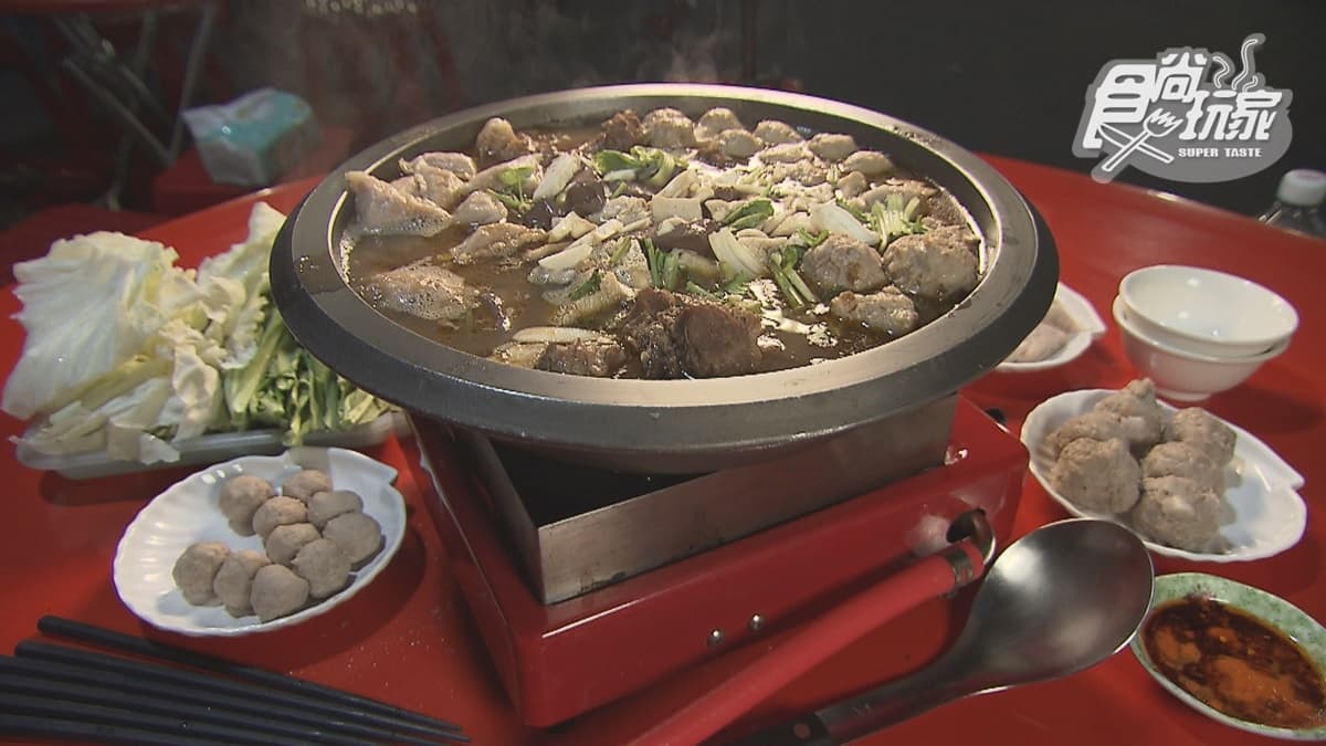 火鍋湯底使用當歸、甘草和陳皮等中藥材熬煮，在地人激推加入香菜更美味。