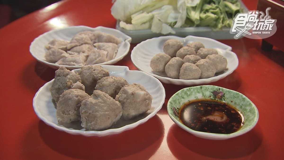 火鍋配料有各式蔬菜、火鍋料可單點，推薦必點鴨肉丸和三角燕。