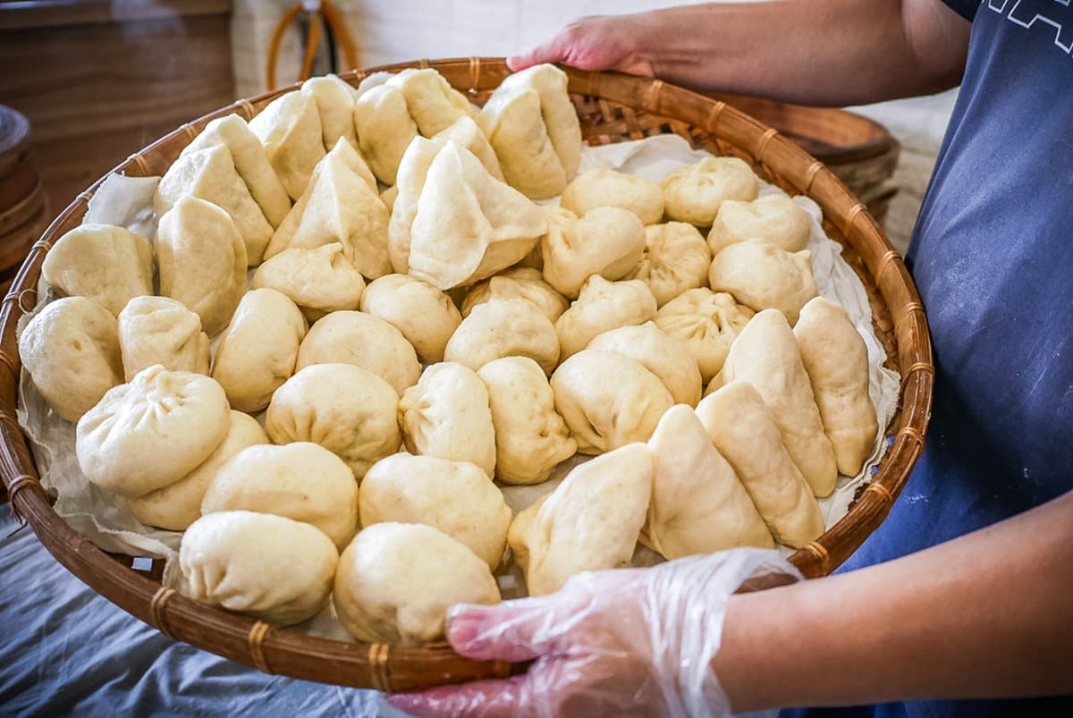 傳承三代眷村味！巨無霸「山東大餅」中午就完售，「香辣酸菜包」老兵魂最愛