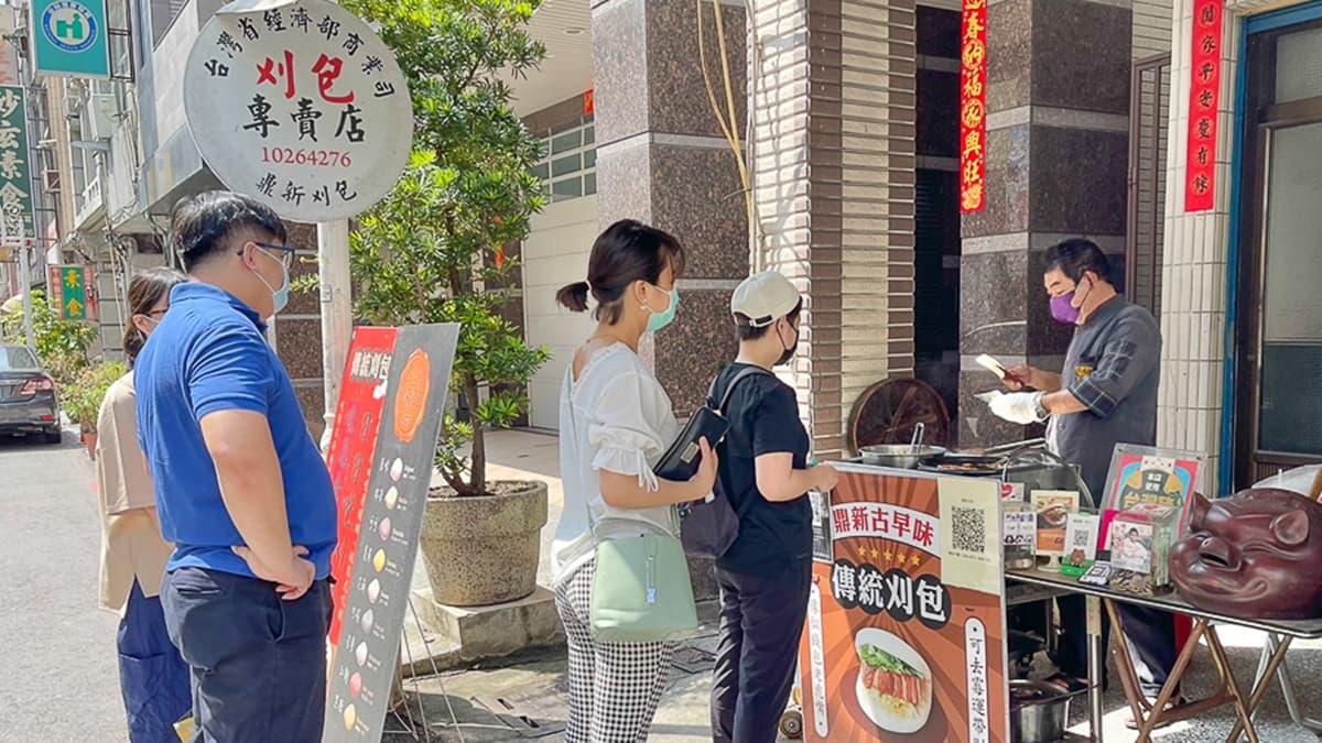 「鼎新刈包」的小攤子很簡約。（圖片來源：跟著尼力吃喝玩樂）
