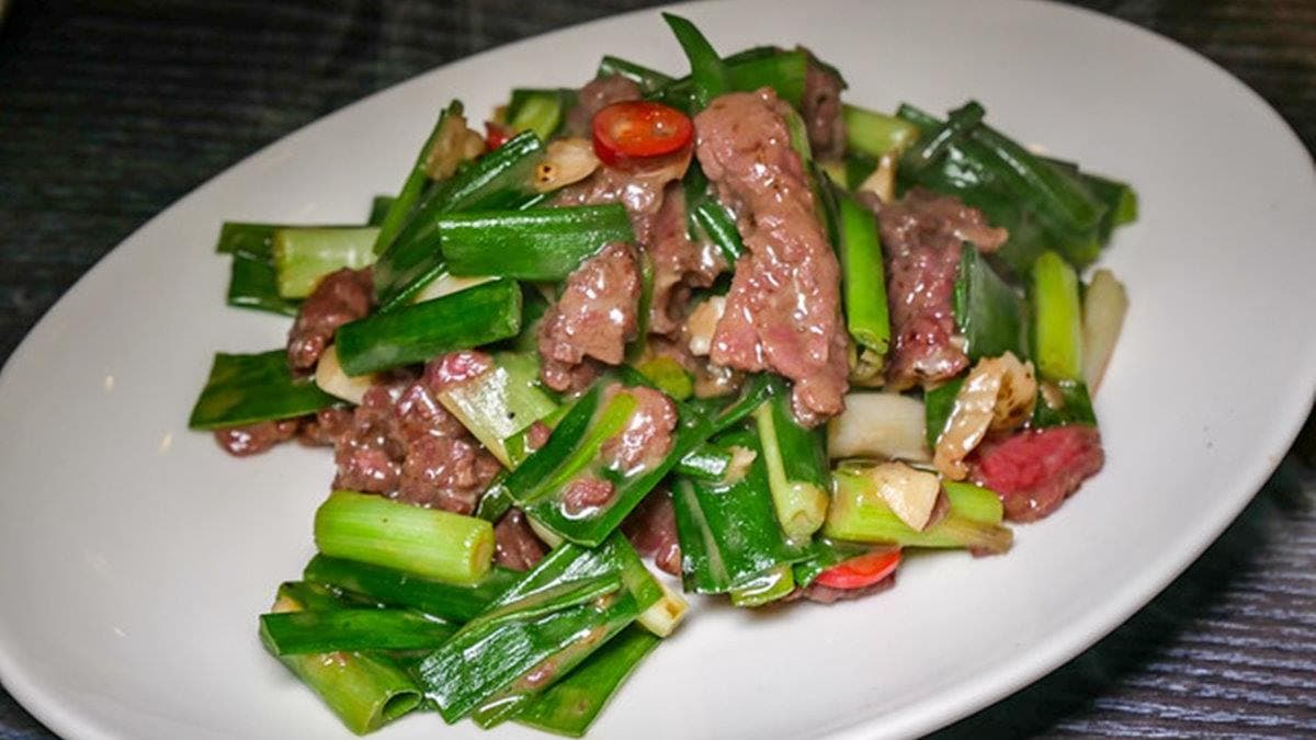 店內主力就是火鍋與熱炒，想來盤炒牛肉也沒問題。（圖片來源：鄉民食堂）