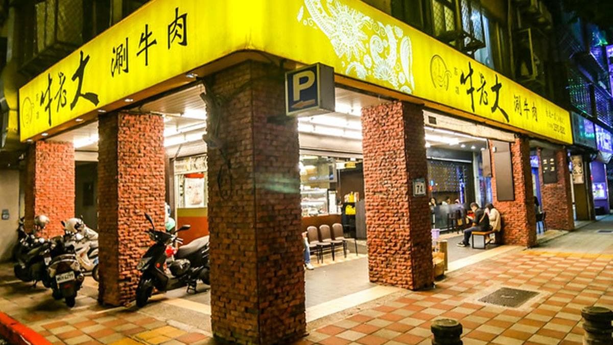 「牛老大涮牛肉（台北承德店）」在冬天時相當熱門，基本上一定會排隊。（圖片來源：鄉民食堂）