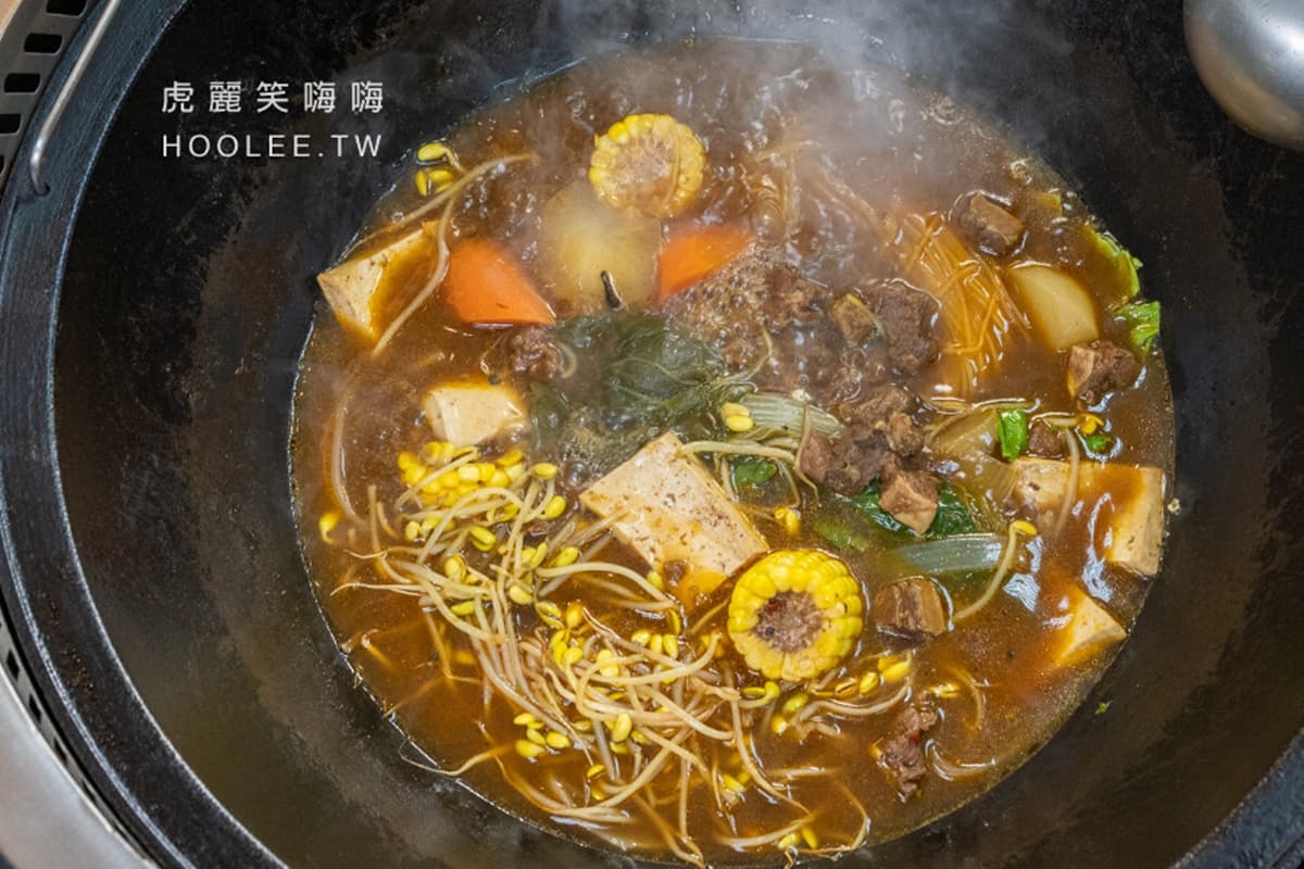 東北闆娘坐鎮!全台唯一「正宗鐵鍋燉肉」,必點手工玉米餅+祕製辣醬超對味 東北闆娘坐鎮!全台唯一「正宗鐵鍋燉肉」,必點手工玉米餅+祕製辣醬超對味