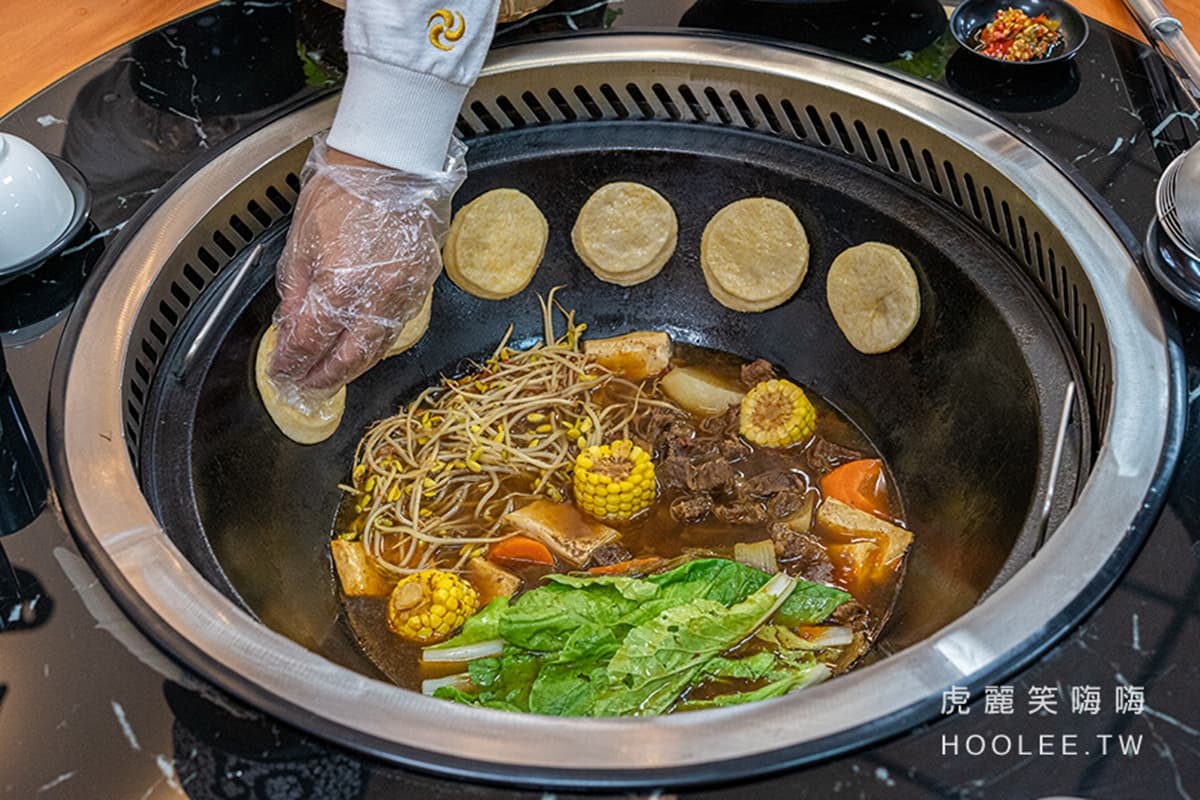 東北闆娘坐鎮!全台唯一「正宗鐵鍋燉肉」,必點手工玉米餅+祕製辣醬超對味 東北闆娘坐鎮!全台唯一「正宗鐵鍋燉肉」,必點手工玉米餅+祕製辣醬超對味