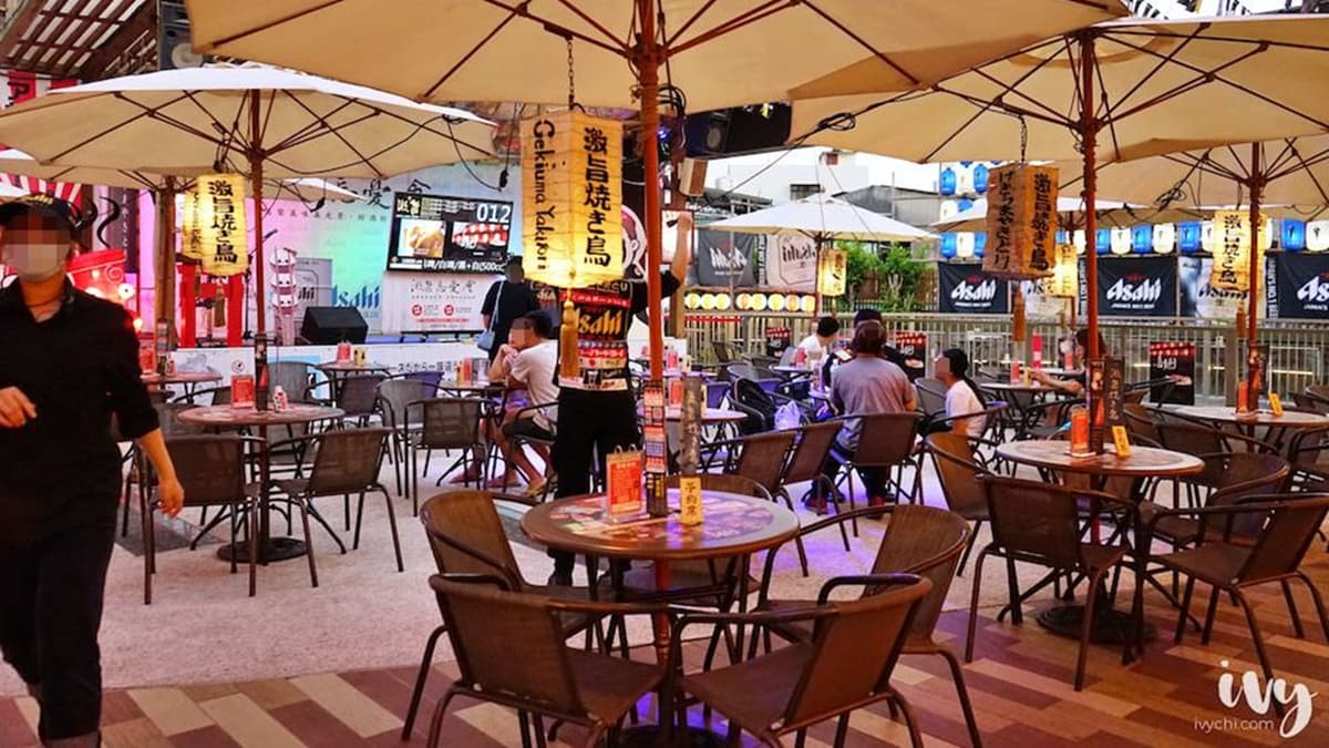 用餐區的沙灘陽傘座位，讓人感覺還滿有氛圍的。（圖片來源：艾薇覓食趣） 