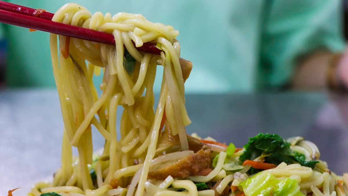 炒麵也是每位客人來這必點的１道菜。（圖片來源：《老屋簷新美蹟》）