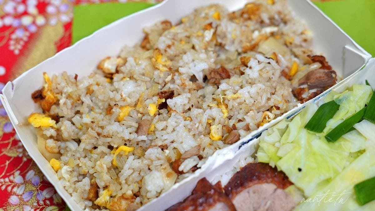 烤鴨炒飯裡加入剁碎的烤鴨、洋蔥拌炒，吃起來多了誘人的油脂香氣。（圖片來源：水晶安蹄不務正業過生活）