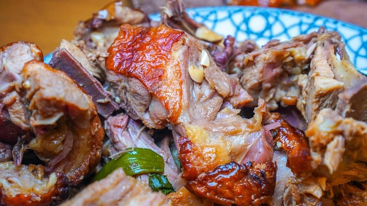 鹹香誘人的炒鴨帶點蒜味很好吃，單吃也不會覺得太鹹。（圖片來源：剎有其食）