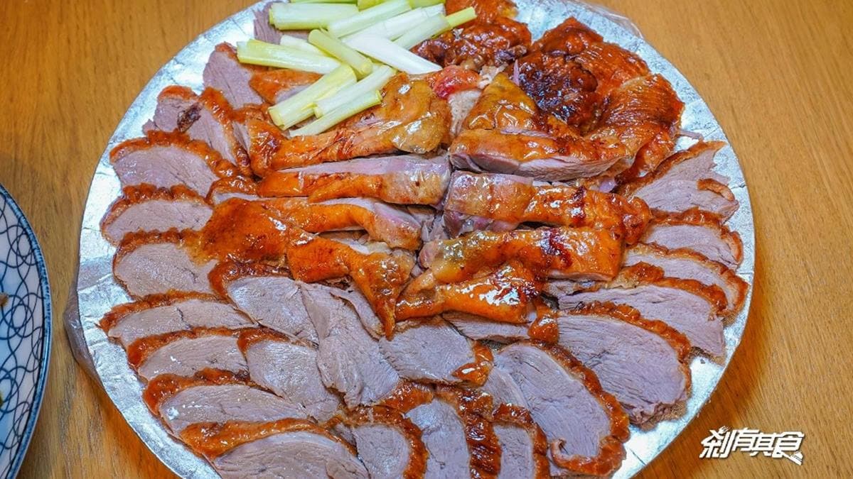 烤鴨是無煙木炭烤，味道香極了，鴨肉非常軟嫩，完全不會乾柴。（圖片來源：剎有其食）