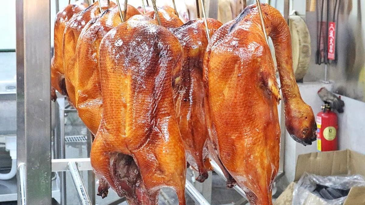 「達人嗑鴨烤鴨專門店」主打一鴨三吃的烤鴨料理。（圖片來源：糖糖’s 享食生活）
