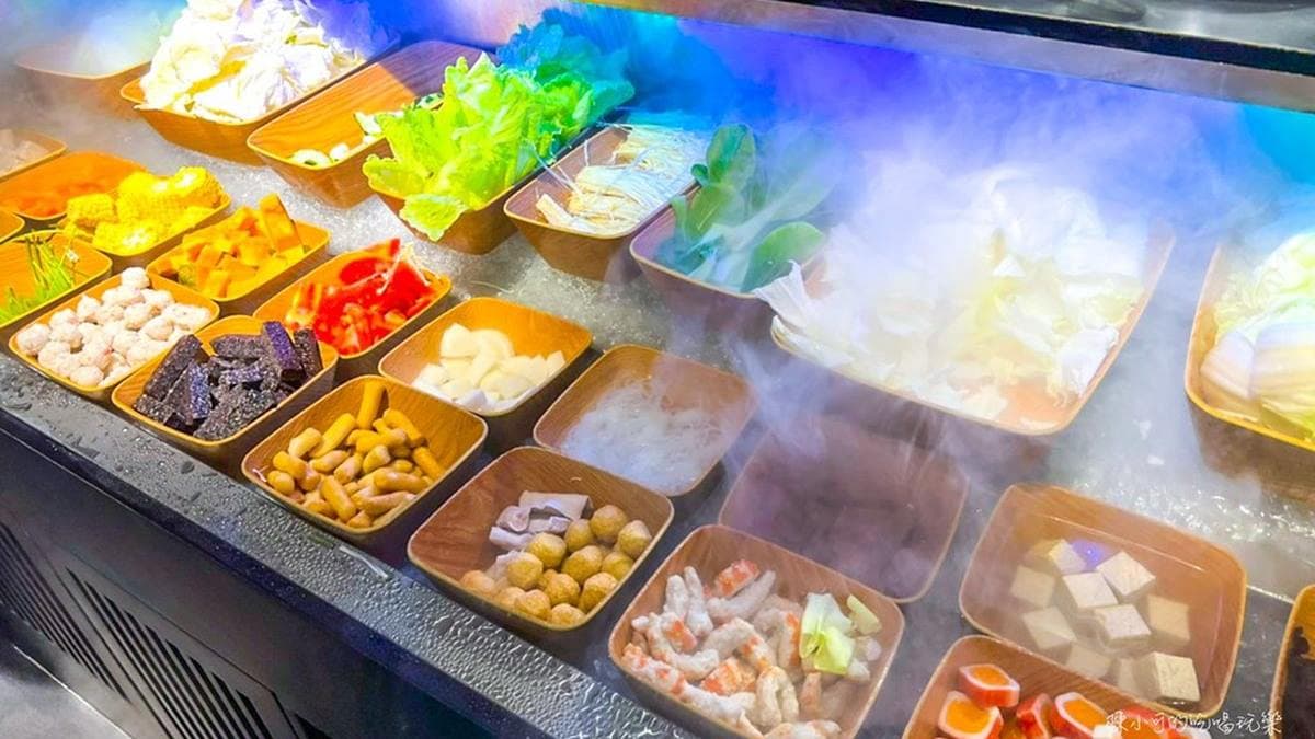 自助吧提供20多種食材新鮮時蔬和火鍋料可自取吃到飽。（圖片來源：陳小可的吃喝玩樂）