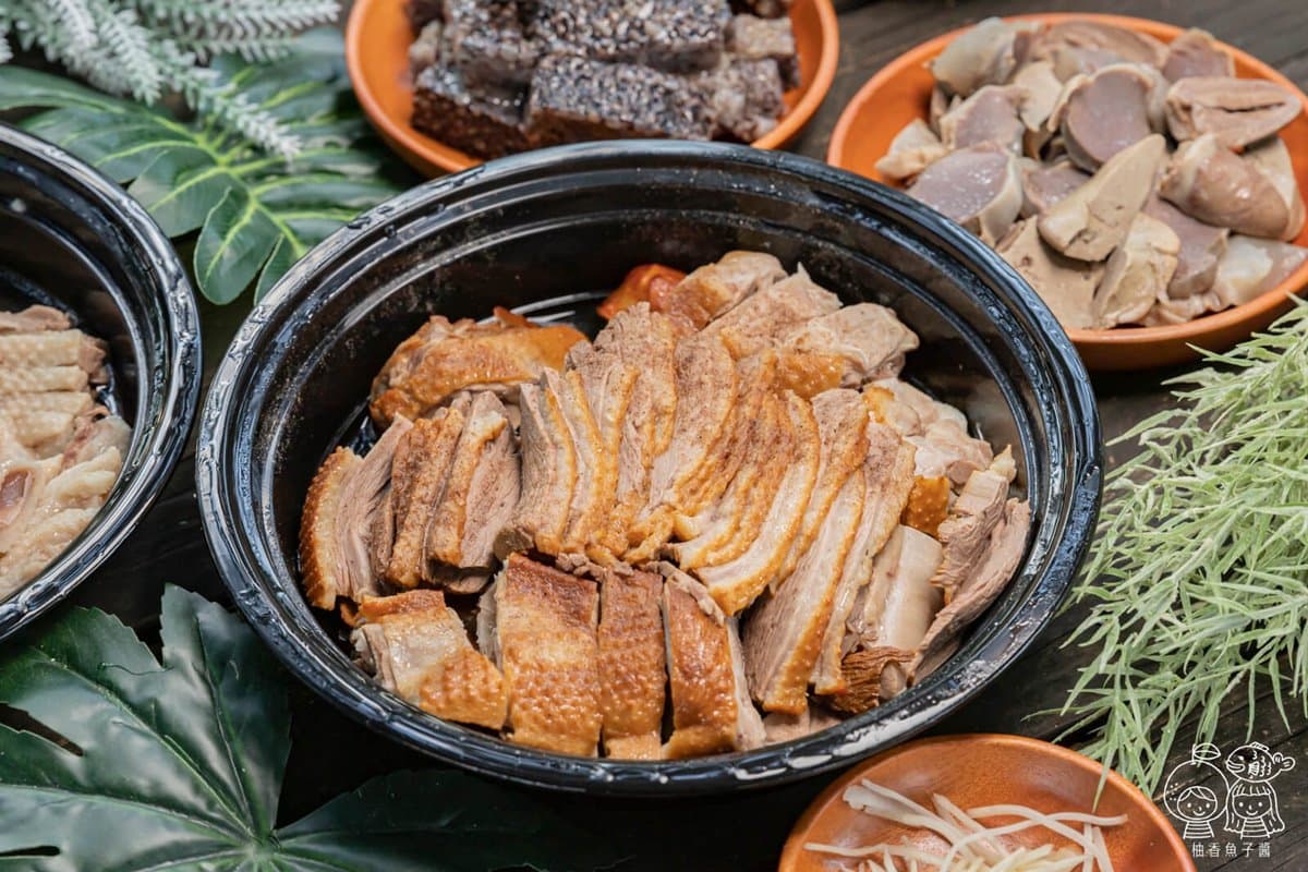 3.5小時賣完就收攤！台中巷內「明星鵝肉」熟客搶排隊，煙燻鵝飄蔗香一吃上癮