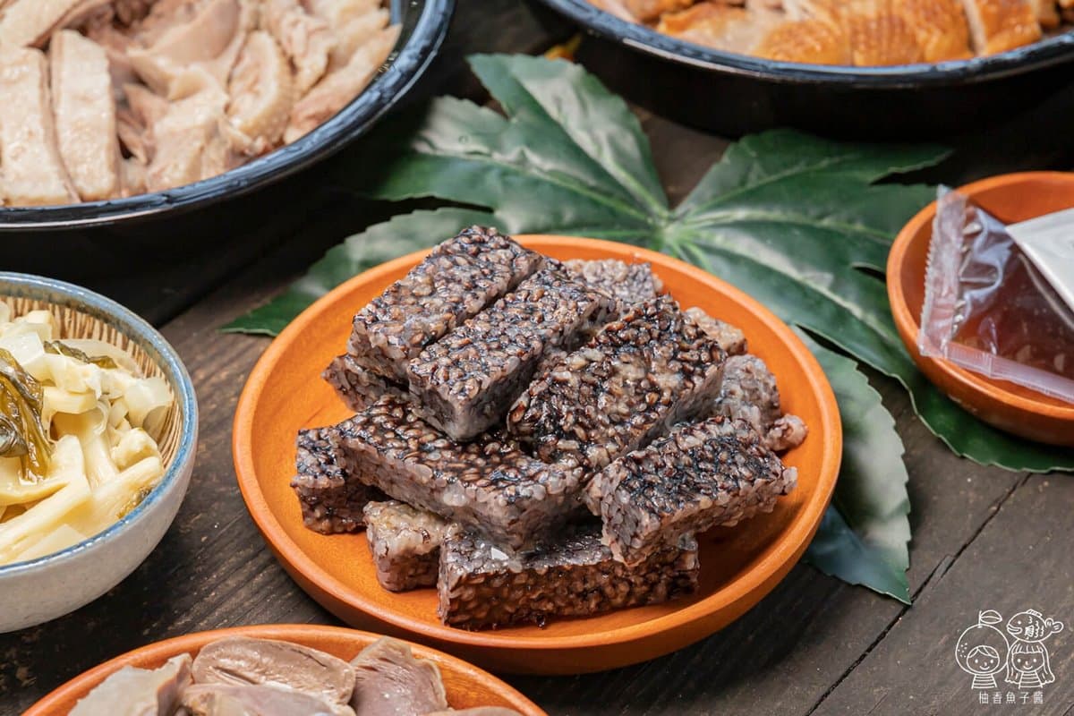 3.5小時賣完就收攤！台中巷內「明星鵝肉」熟客搶排隊，煙燻鵝飄蔗香一吃上癮
