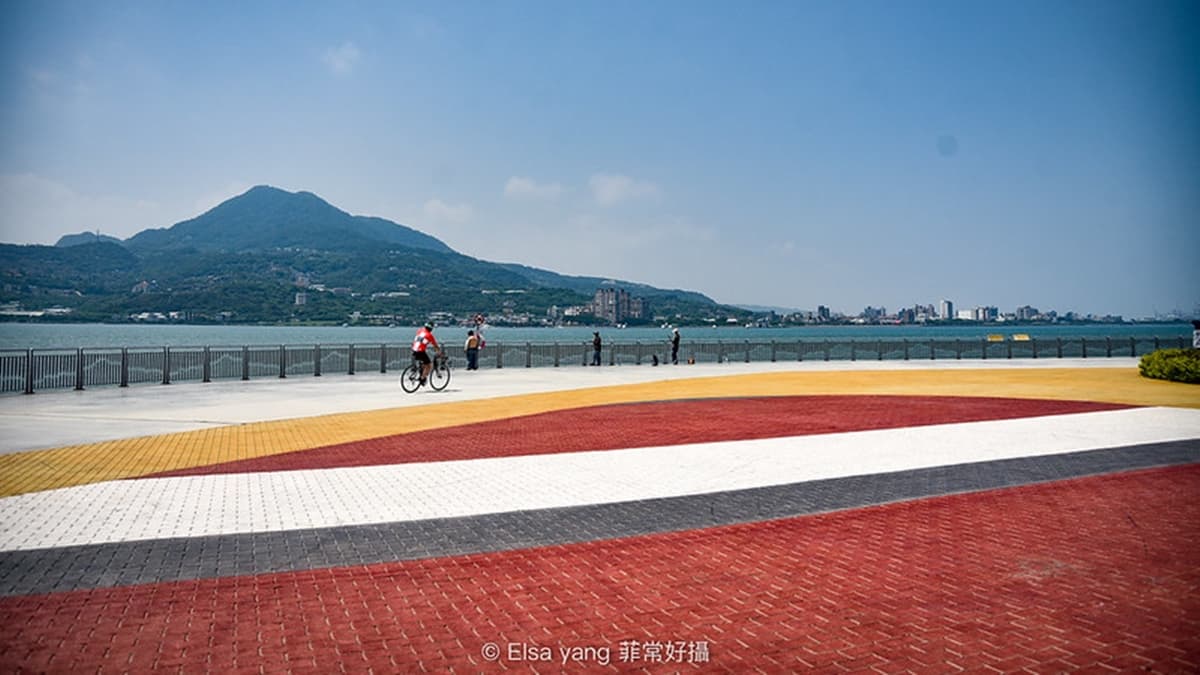 金色水岸自行車道多屬平坦路段，騎乘時舒適度佳，尤其很適合親子共騎。（圖片來源：ELSA菲常好攝）