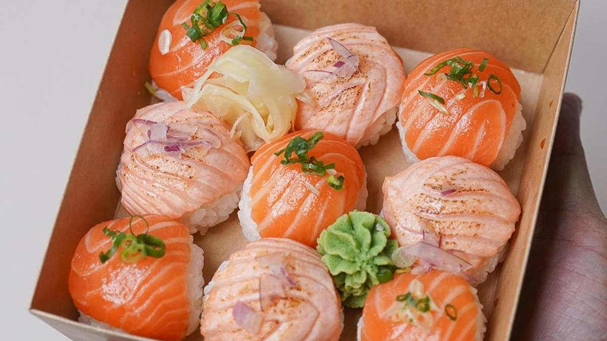 「滿載而鮭」可以同時吃到炙燒和生魚片口味，鮭魚控必點。（圖片來源：跟著尼力吃喝玩樂）