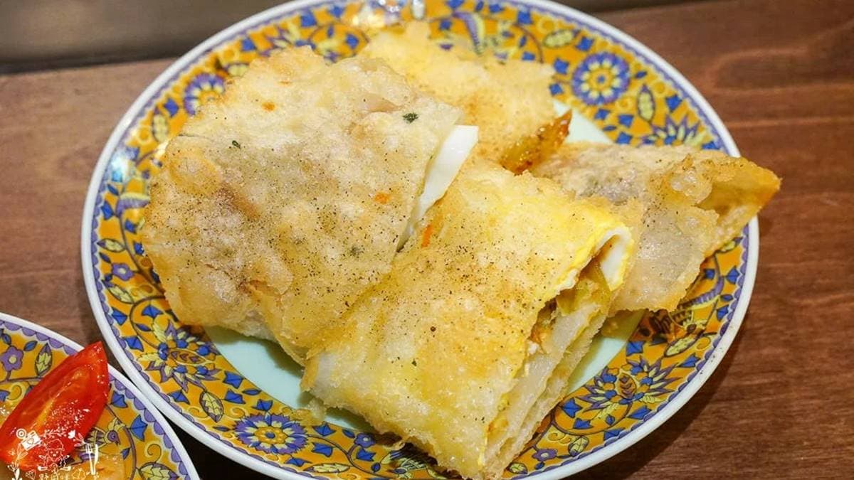 酸菜蛋餅很特別，酥脆的餅皮搭配花生粉跟酸菜，變得更開胃一些。（圖片來源：野田咩美食書國）