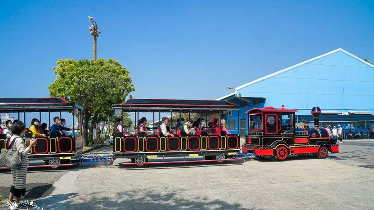 來到HOLO PARK 映像鹽埕可以搭乘歐風小火車繞園區一大圈。（圖片來源：野田咩美食書國）