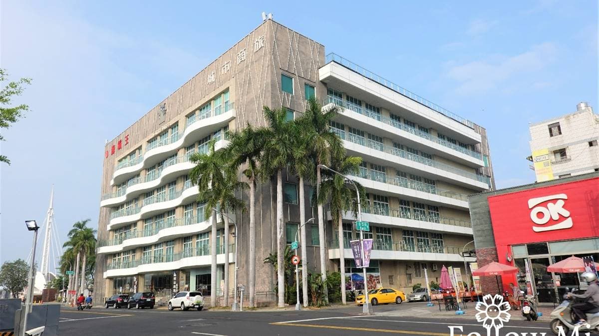 城市商旅就位在輕軌駁二大義站的正後方，走路連１分鐘都不到。（圖片來源：花洛米一起去玩耍）