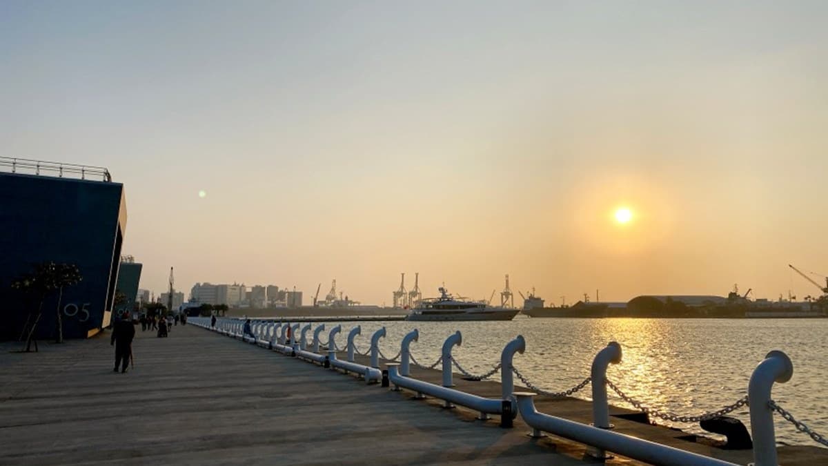 傍晚時分許多民眾會在此散步，吹著海風欣賞夕陽餘暉。（圖片來源：高雄美食地圖）