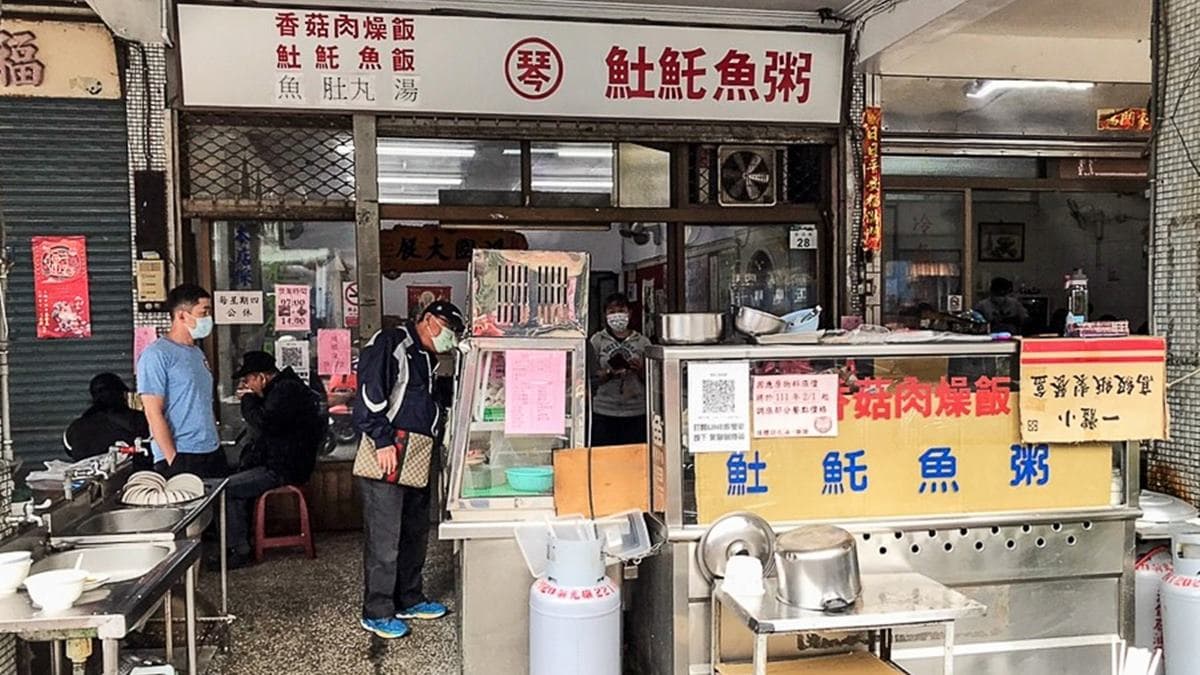 只販售上午的琴姐土魠魚粥香菇肉燥飯，是鹽埕必吃的美食。（圖片來源：跟著尼力吃喝玩樂）