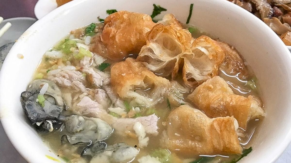土魠魚粥都是滿滿餡料，油條會滲入湯頭滋潤香氣，帶有軟綿口感。（圖片來源：跟著尼力吃喝玩樂）