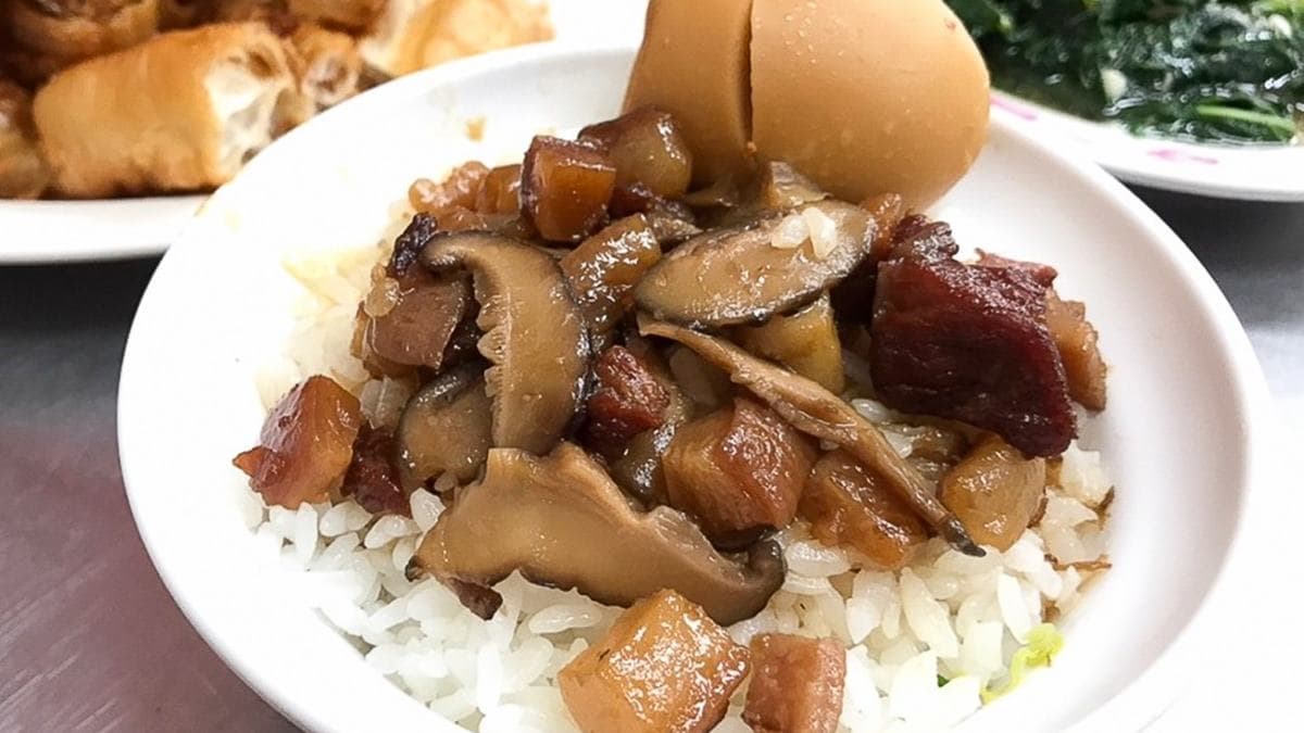 香菇肉燥飯，濃濃肉燥香撲鼻而來，多了香菇的味道調和更甘甜不油膩。（圖片來源：跟著尼力吃喝玩樂）