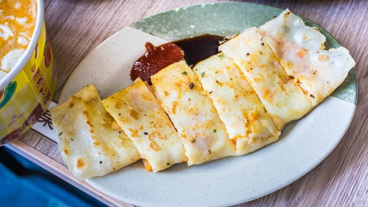 蛋餅皮煎得微酥，裡面的泡菜酸帶微辣，跟蛋餅皮非常配。（圖片來源：小佳的幻想世界）