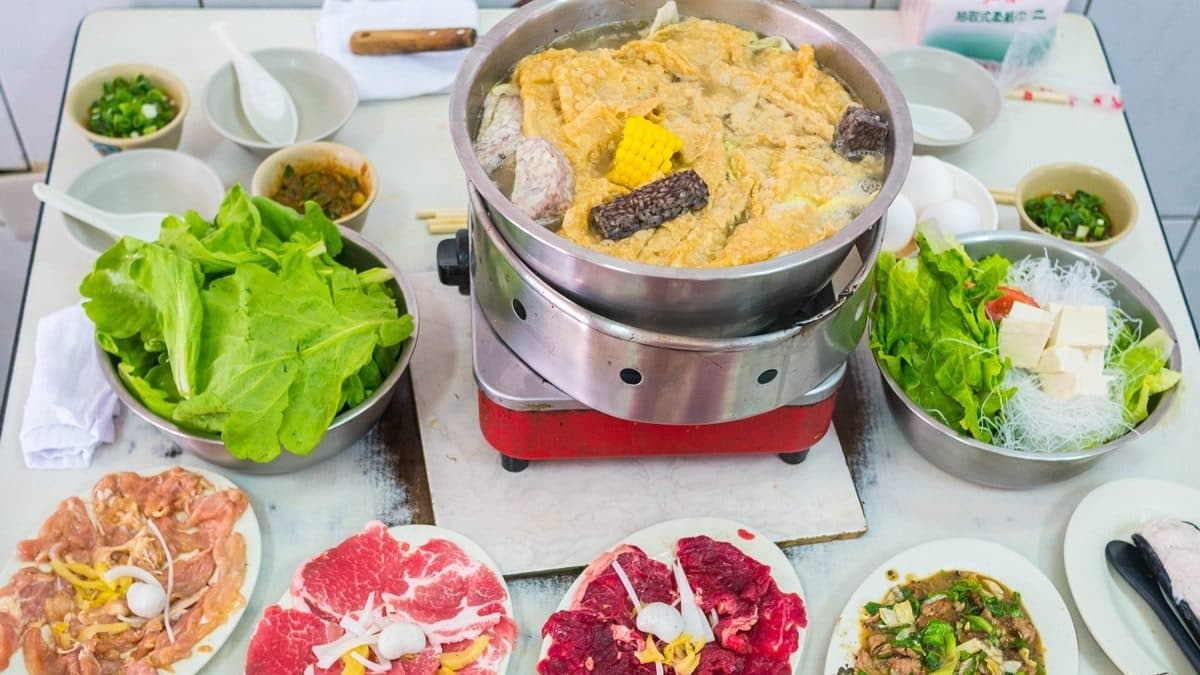 店家還會附上菜盤，裡面有嫩豆腐、青菜、冬粉與番茄。（圖片來源：小佳的幻想世界）
