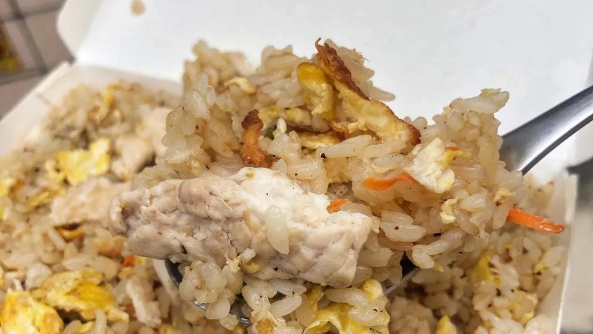 少見的虱目魚炒飯，肉塊很豐盛，為炒飯增加不同風味。（圖片來源：痴吃的玩）
