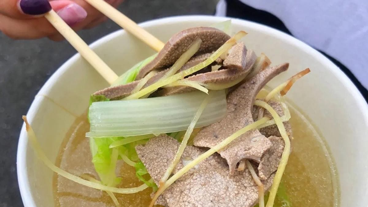 豬肝沒有多餘的腥味，湯頭更是鮮甜，每碗只要20元！（圖片來源：痴吃的玩）