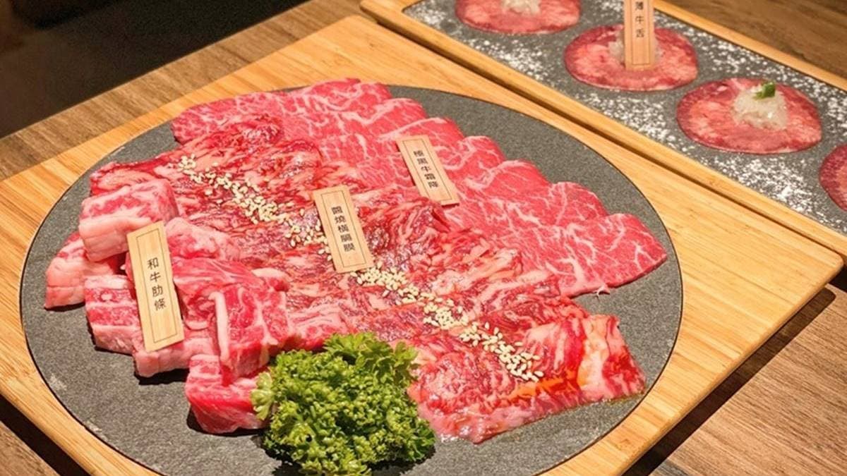 店家貼心幫每一款肉品附上名稱標籤，吃肉再也不怕忘記哪一道是什麼了。（圖片來源：巧莉的世界流浪筆記）