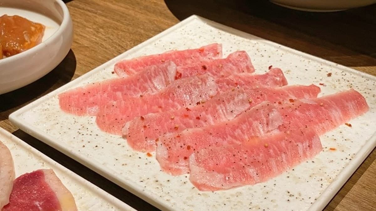 松阪豬肉質扎實，吃起來很脆口有嚼勁，只有些許椒鹽的提味。（圖片來源：巧莉的世界流浪筆記）