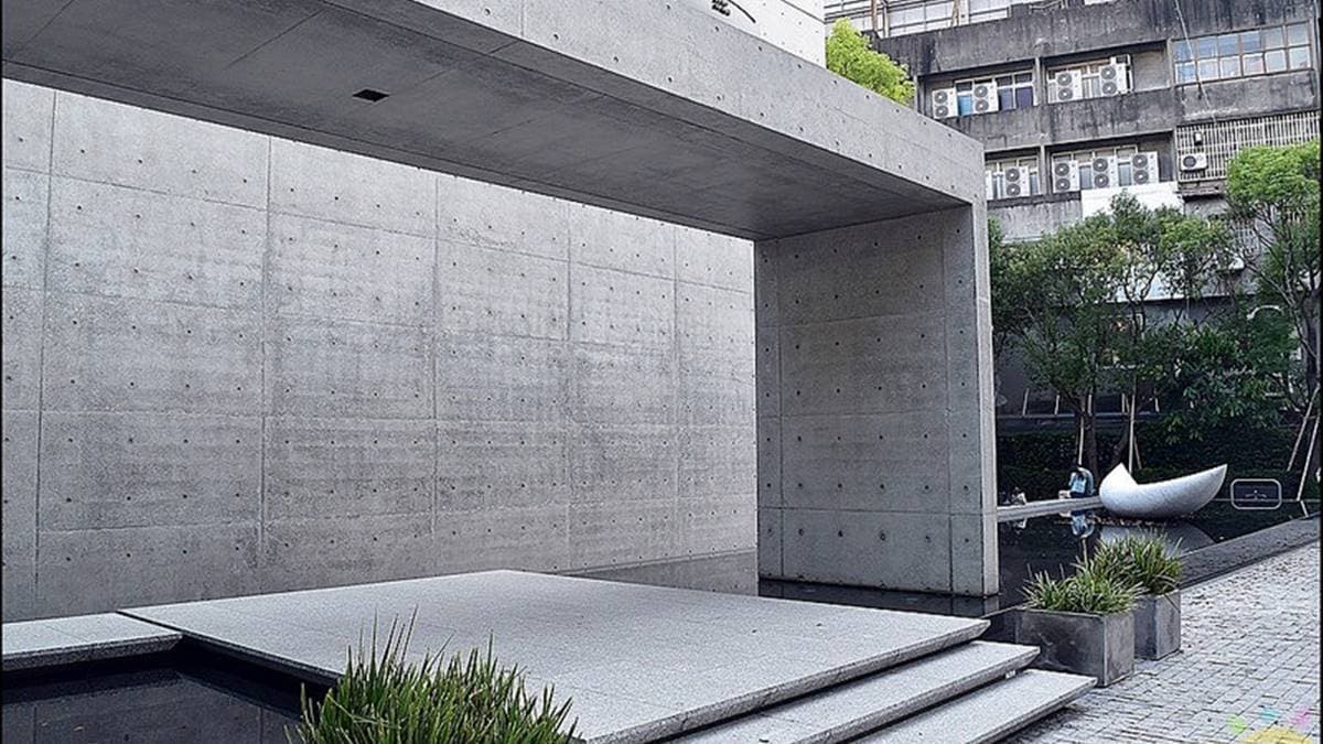 清水模建築帶有神祕的美感，光是在外面拍照就充滿文青氣息。（圖片來源：商妮吃喝遊樂）