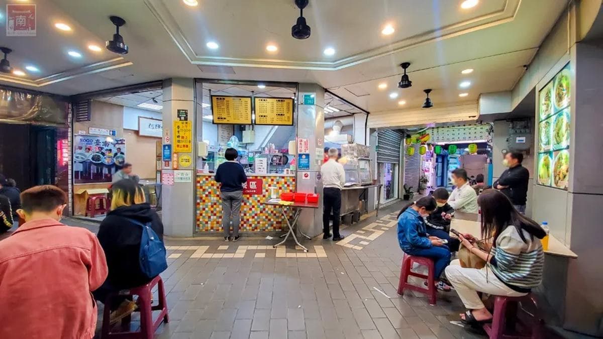 用餐時間好多人在排隊，旅行的朋友也會到此一吃。（圖片來源：南人幫-Life in Tainan）
