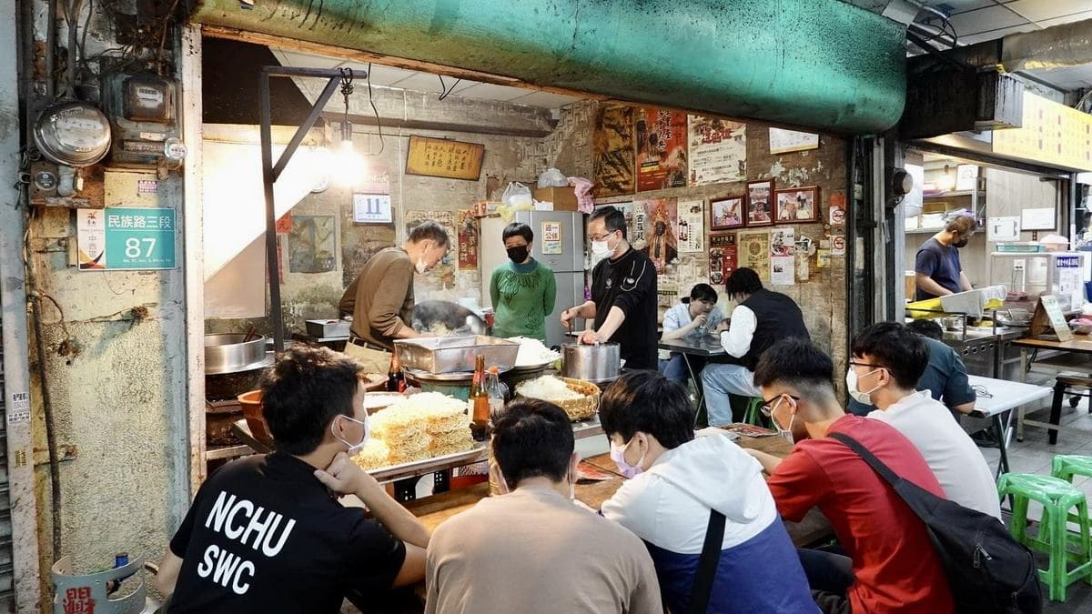 「阿江炒鱔魚」成名已久，店面一直很老舊，像是進了時光隧道。（圖片來源：貓大爺部落格）