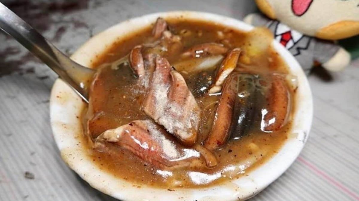 有勾芡的稱為鱔魚意麵，帶有酸酸甜甜的勾芡湯頭。（圖片來源：貓大爺部落格）