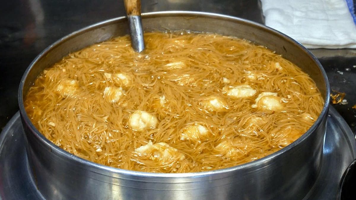 店內就只賣一味麵線焿，卻能不斷吸引老饕造訪。（圖片來源：鄉民食堂）