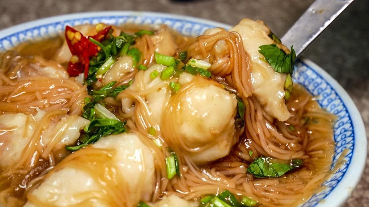 麵線焿亮點就在於這項「魚羹包大腸」的特殊吃法。（圖片來源：鄉民食堂）